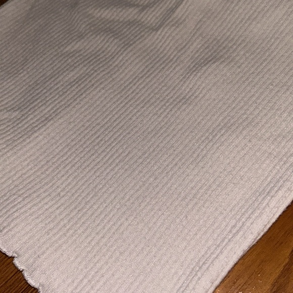 Ribbed white low neck crop top, size small, soft, lace around the collar - Picture 3 of 3